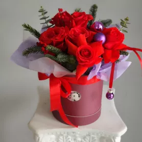 Новогодняя композиция Алая роза и фиолетовый шарик  от интернет-магазина «VeraRosa»