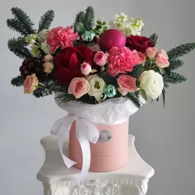 Коробка с елью и цветами от интернет-магазина «VeraRosa»