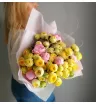 Букет из пионовидных роз и пионов 